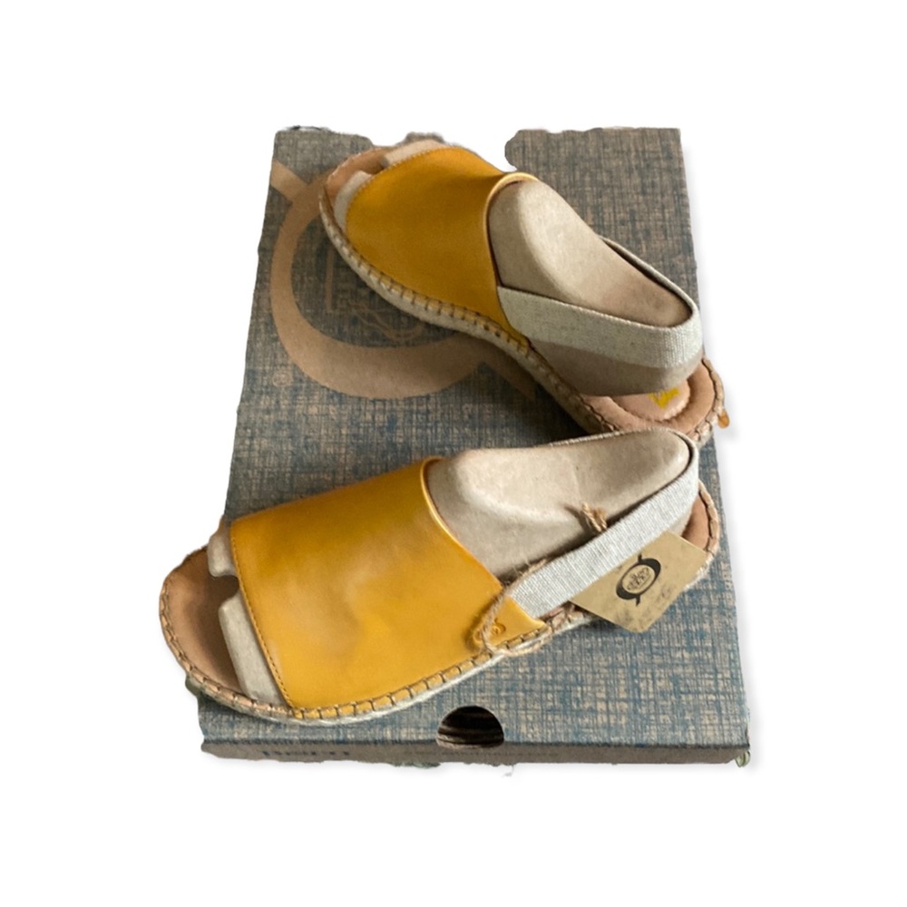 Born sandals